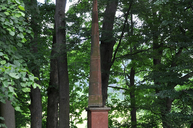 Obelisk v zámeckém parku ve Valči | © NPÚ, Helena Heckelová